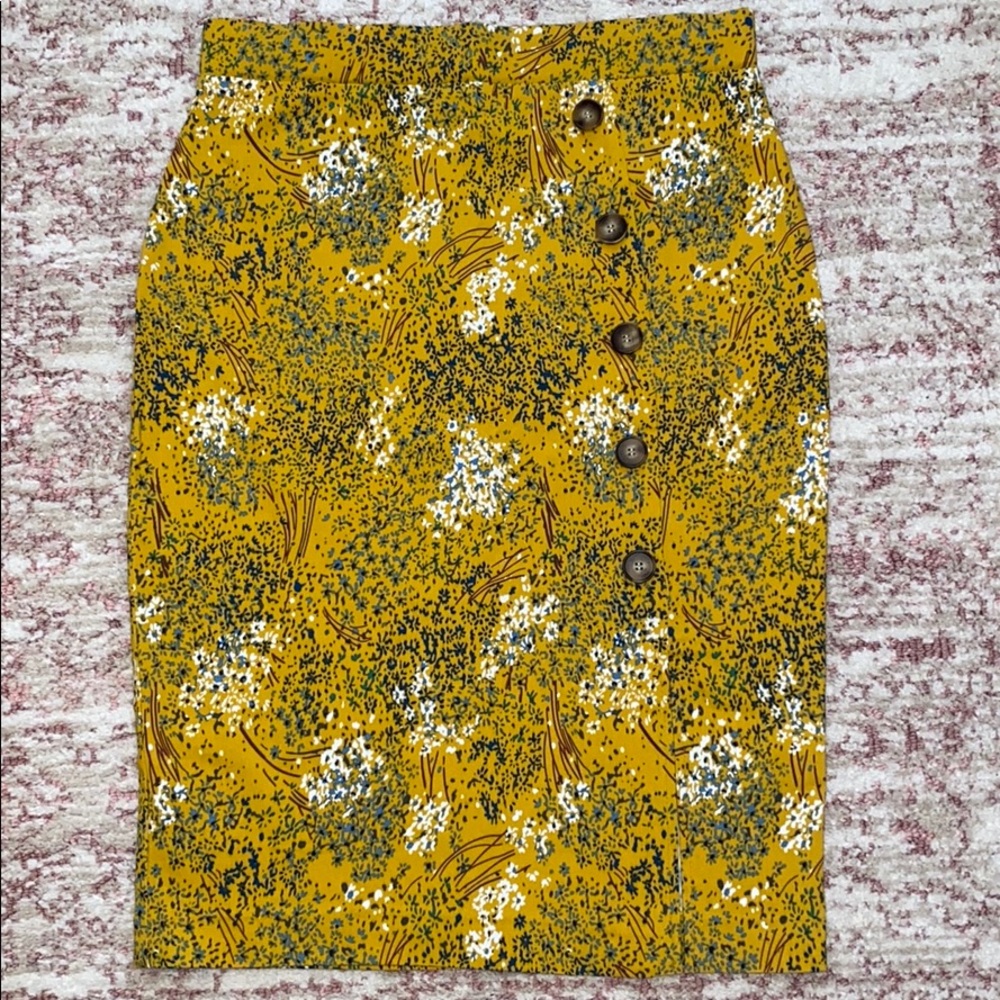 Floral skirt with buttons